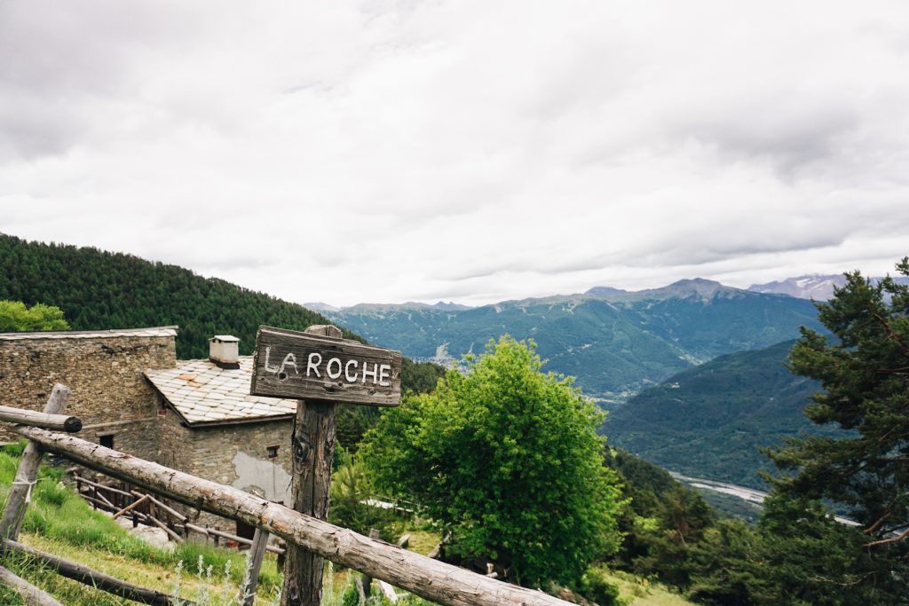 Borgate alpine in e-bike: La Roche