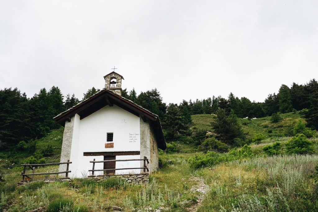 Borgate alpine in e-bike: la piccola chiesa della Madonna delle Nevi a La Roche