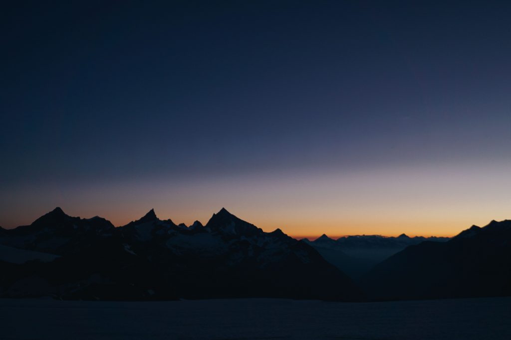 il profilo delle Alpi all'alba