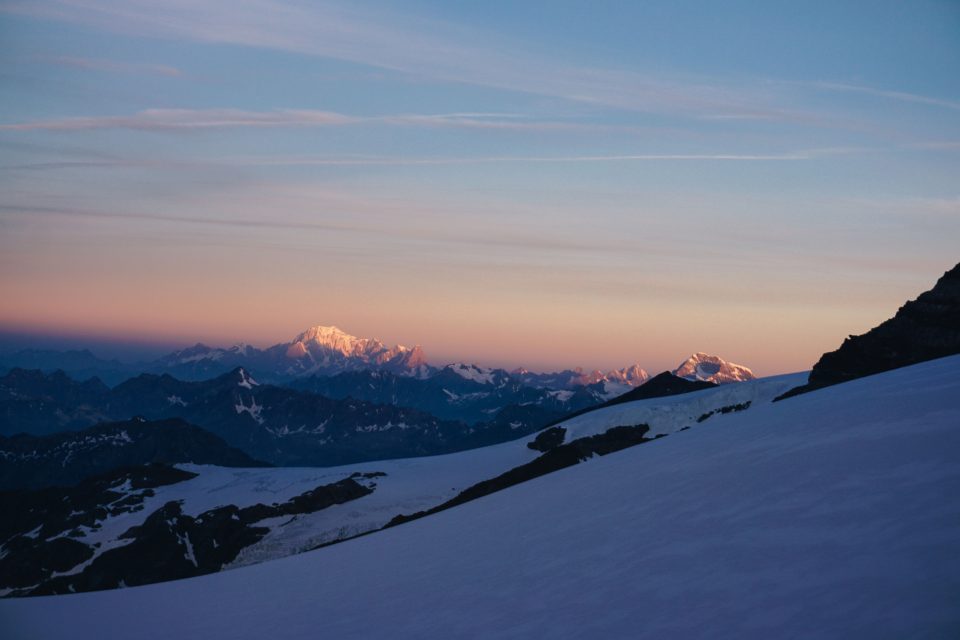 I primi raggi di sole sul Monte Bianco