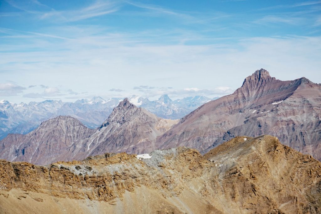 La Grivola e in lontananza il Cervino, visti dalla cima del Taou Blanc