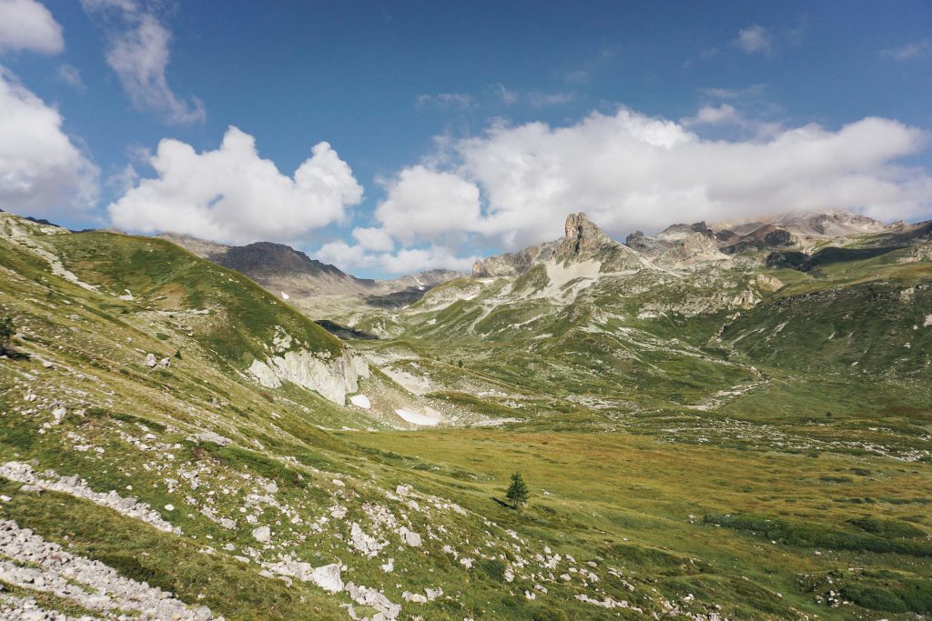 Valle Stretta, panorama. Spicca il Grand Adret, mentre le nuvole avvolgono il monte Thabor