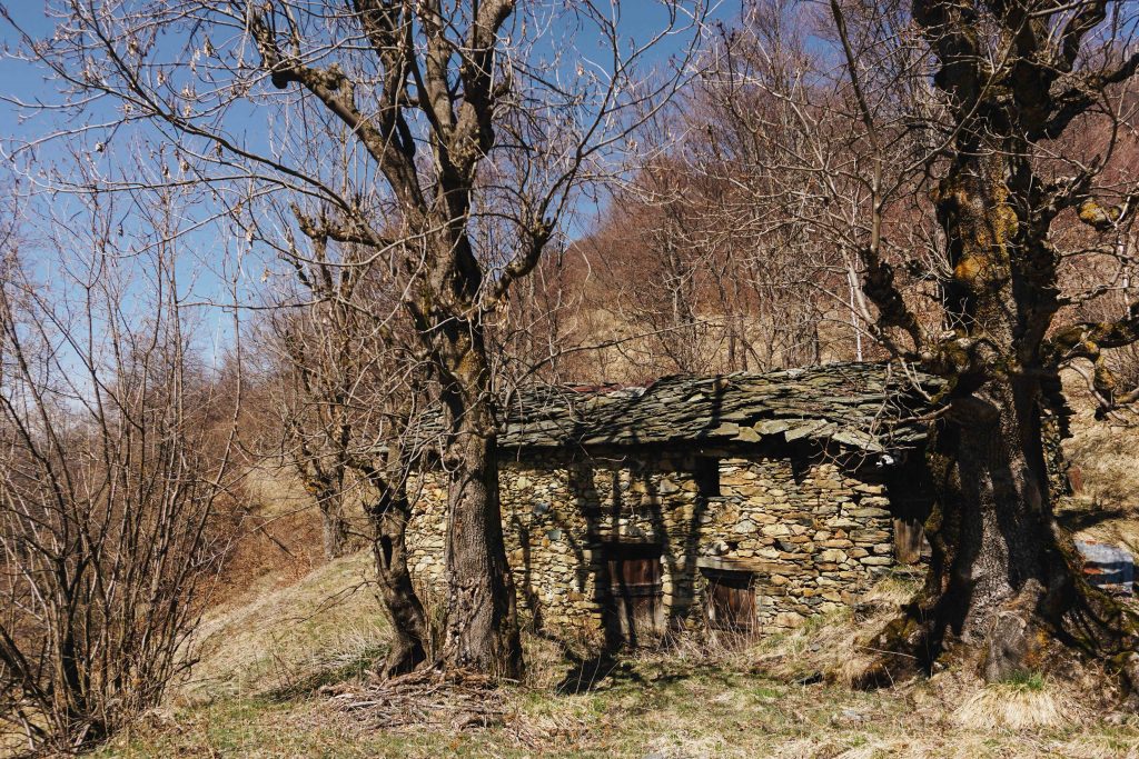 Antiche case in pietra lungo il sentiero che collega il Colle Grisoni a Richiaglio