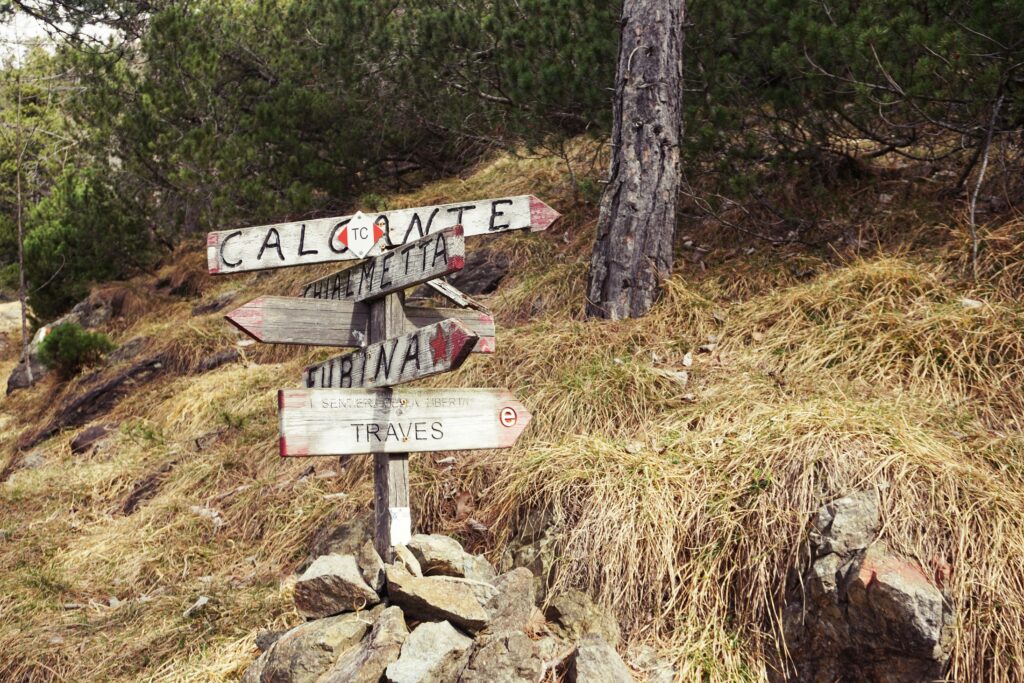 Cartelli sul sentiero per l'Uja di Calcante