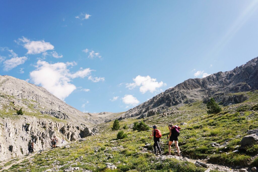 Escursionisti sul sentiero per il Monte Chaberton