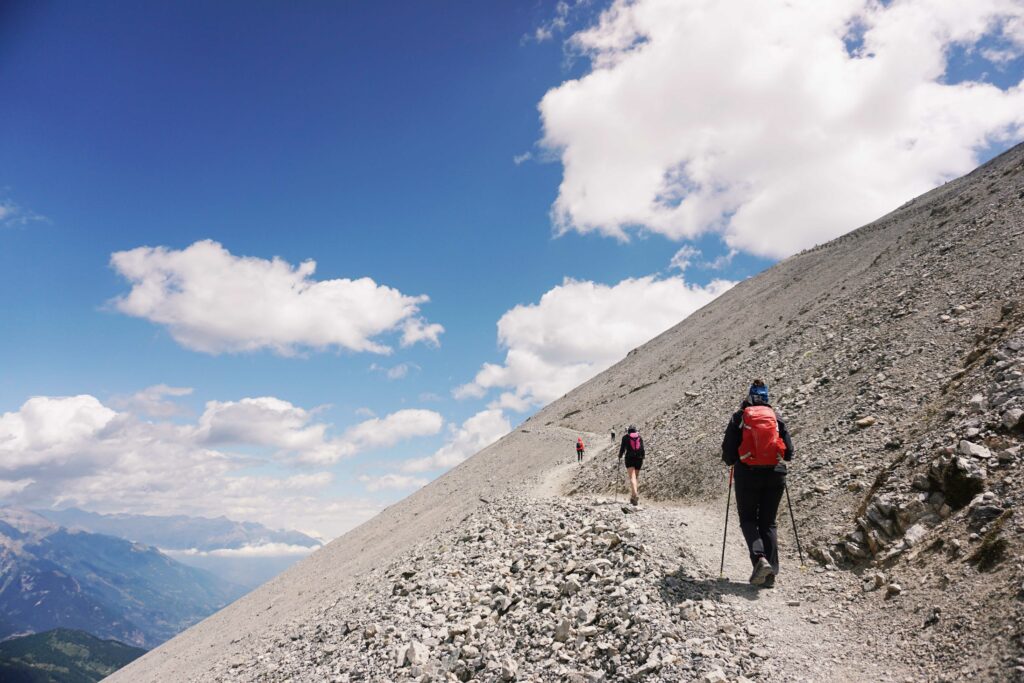 Escursionisti sul sentiero per la cima dello Chaberton