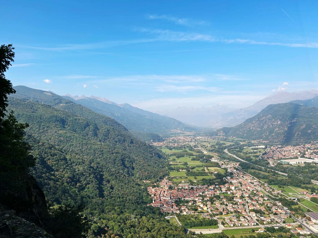 Panorama sulla Bassa Valle di Susa dalla via ferrata della Sacra di San Michele