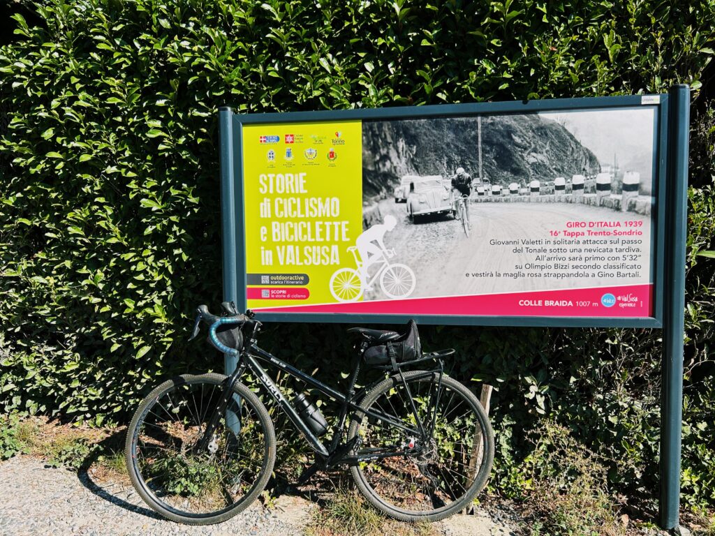 Pannello informativo con la storia del ciclismo valsusino