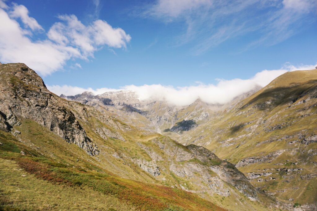 Panorama sulle montagne dell'alta Valle di Viù salendo al Colle della Croce di Ferro