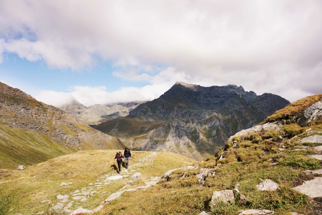 Escursionisti su sentiero di montagna, Valle di Viù