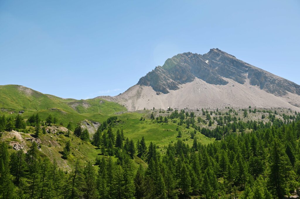 Il Passo della Mulattiera visto dal Col des Acles