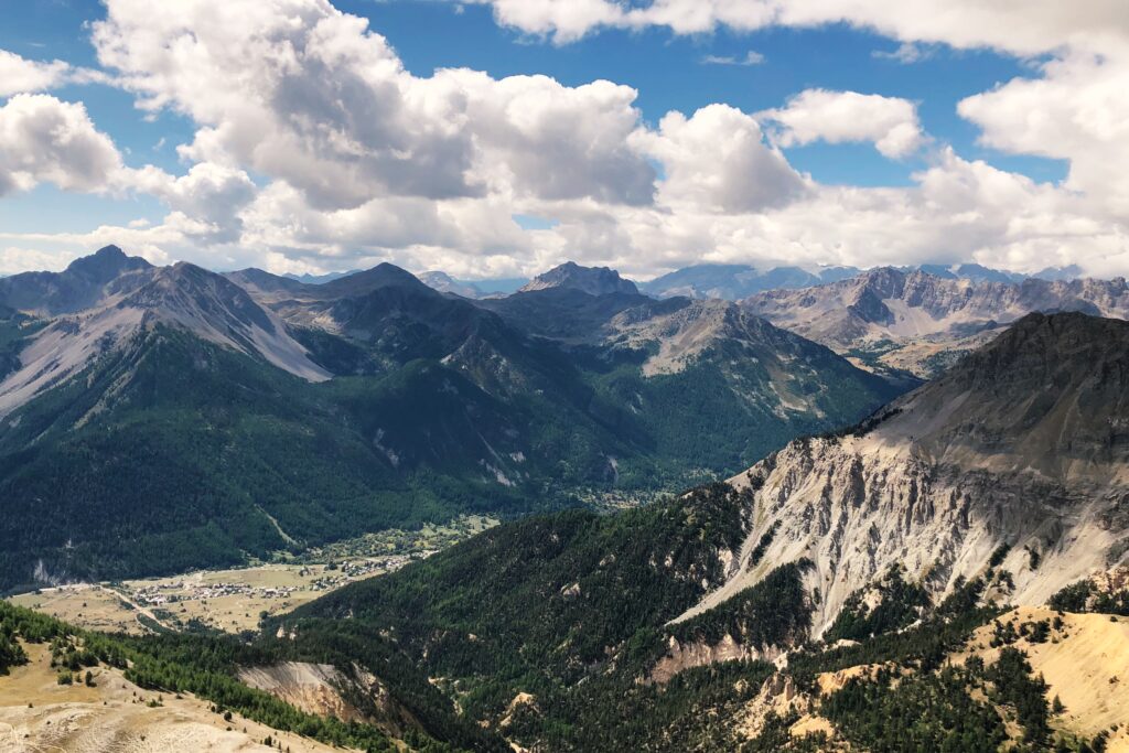 Panorama su Névache salendo alla Guglia Rossa