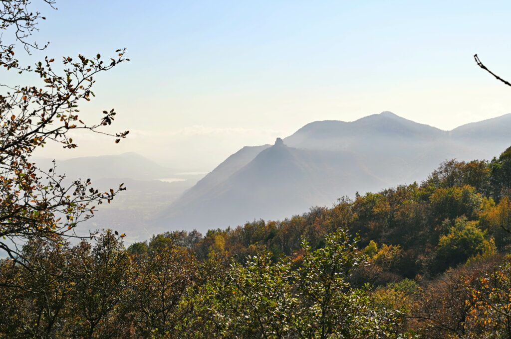 Panorama sulla Sacra di San Michele lungo il Sentiero dei Morti a Condove