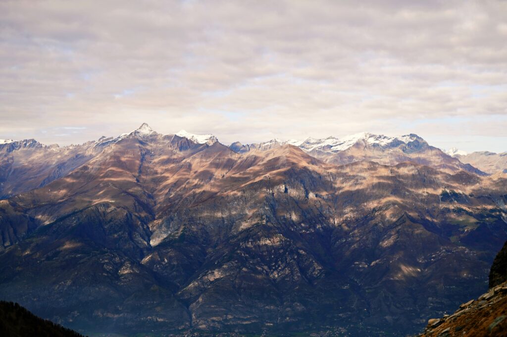 Panorama autunnale con nuvole sulle montagne della Valle di Susa