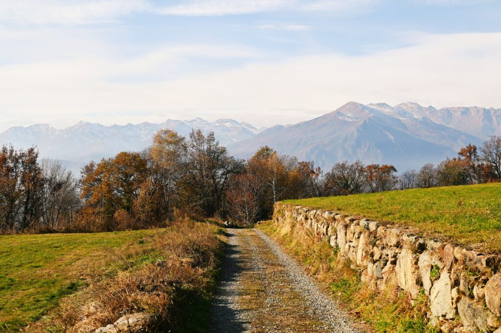 Strada sterrata a Bollengo, con panorama sulle montagne