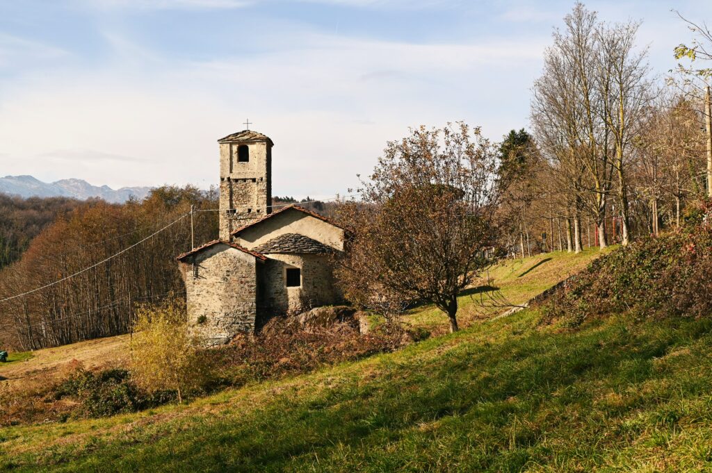 La chiesa di Santa Maria Maddalena a Burolo, anello della Serra d'Ivrea