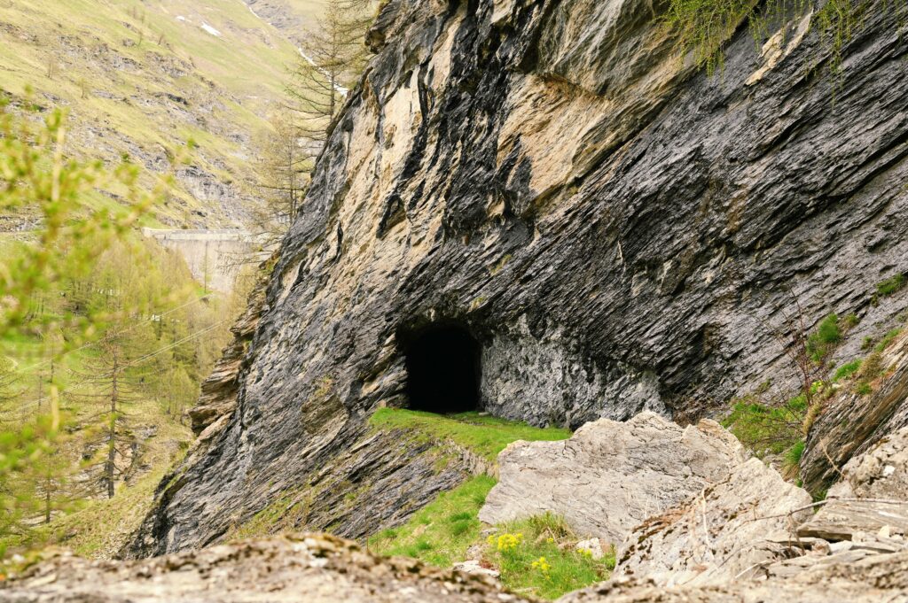 La galleria scavata nella roccia della Decauville di Bardonecchia