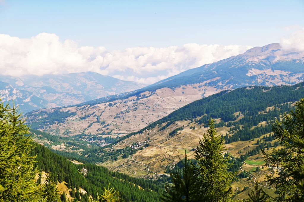 Panorama sulla Val Thuras salendo al monte Giassiez e alla cima Dorlier
