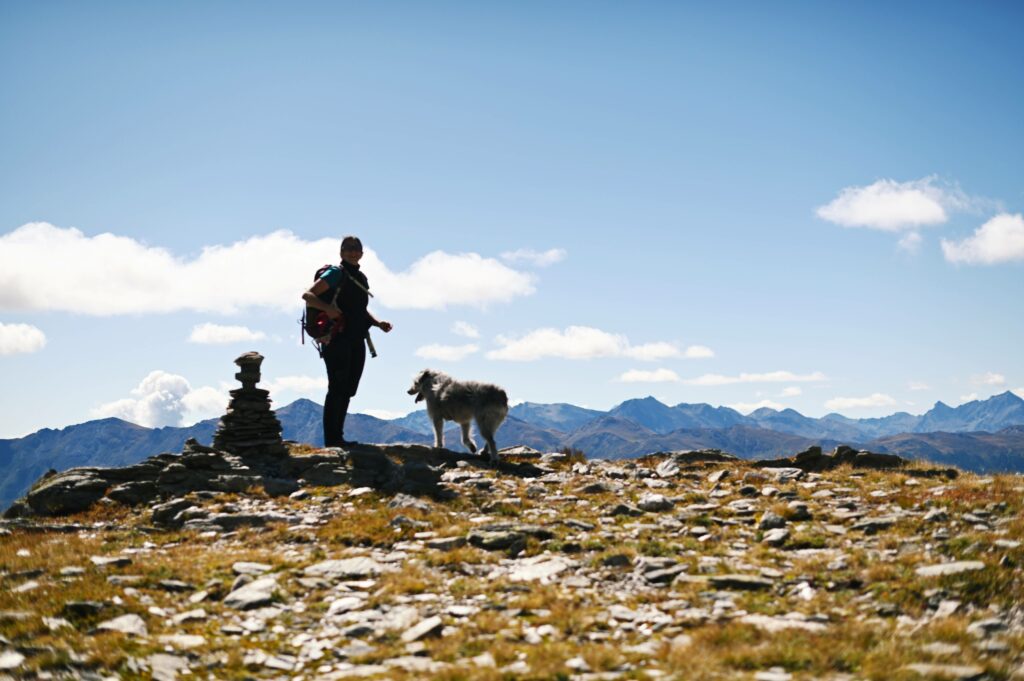 Escursione al Rifugio Avanzà e al Lago della Vecchia - escursionista sul sentiero