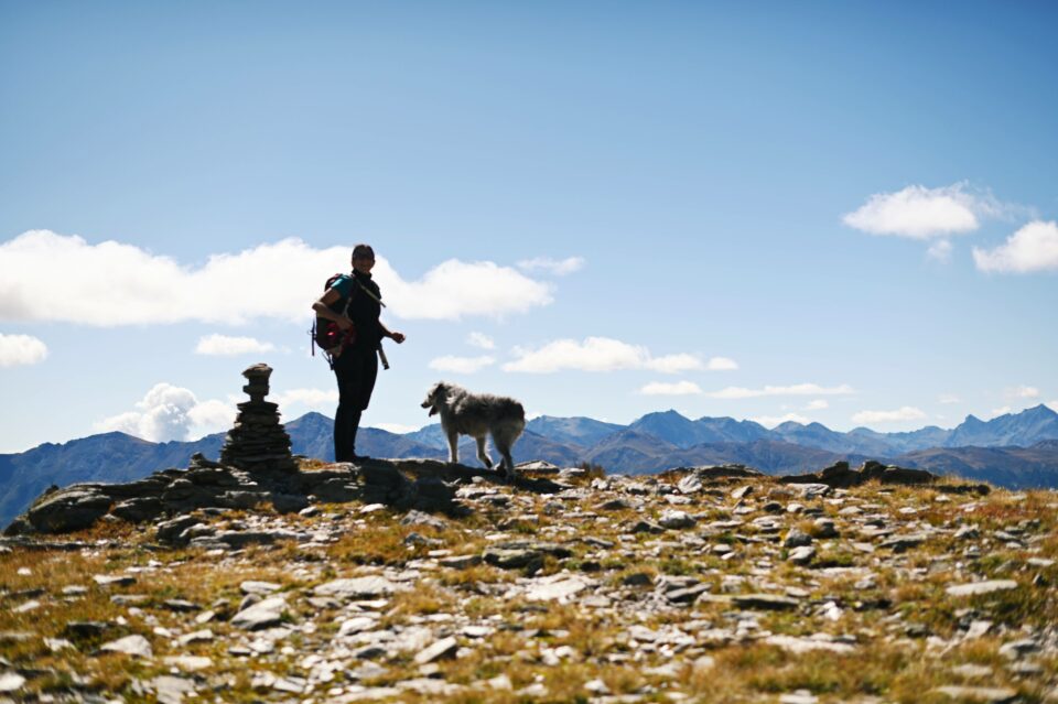 Il valore di un'escursione. Escursione al Rifugio Avanzà e al Lago della Vecchia - escursionista sul sentiero