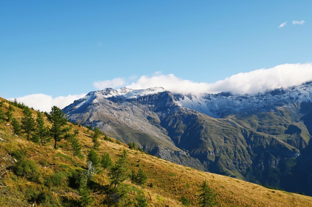 Panorama sulle montagne della Val Cenischia salendo al Rifugio Avanzà