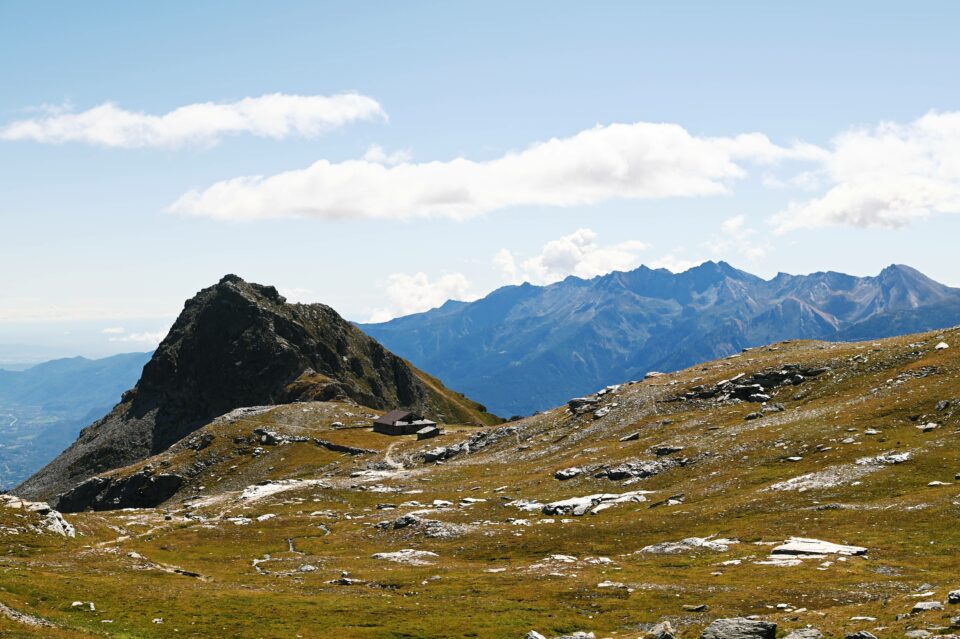 Il Rifugio Avanzà visto salendo al Lago della Vecchia