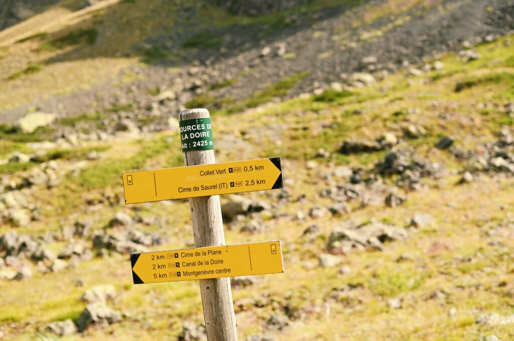 Cartelli alla Sorgente della Piccola Dora