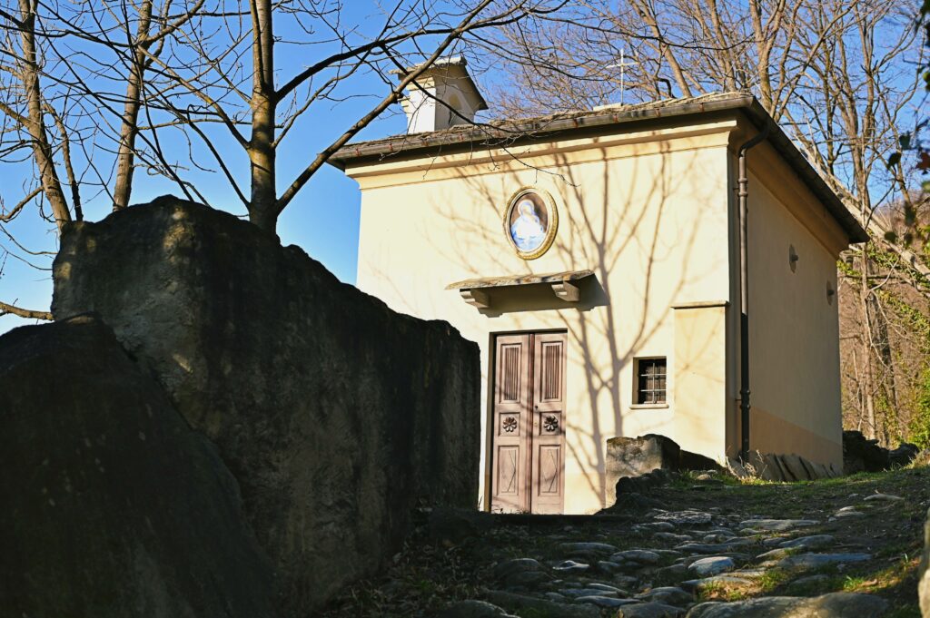 Chiesetta dedicata alla Madonna lungo il sentiero da Condove a Lajetto