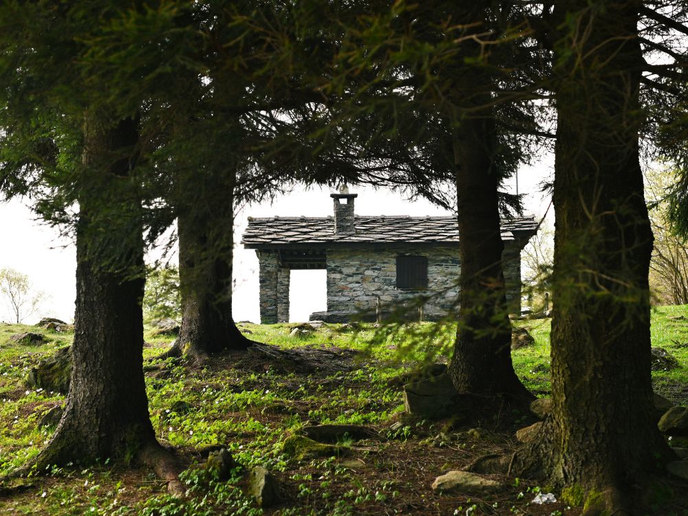 Il rifugio non gestito al colle della Portia, lungo il Sentiero del Partigiano